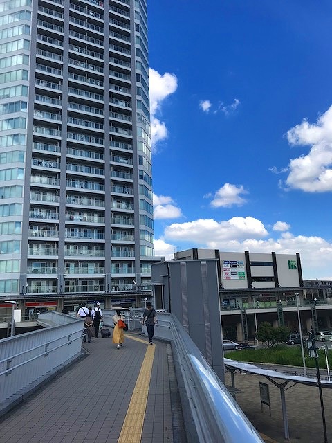 長津田駅北口のロータリーと歩道橋・左手にそびえるタワーマンションと右手に見える商業施設